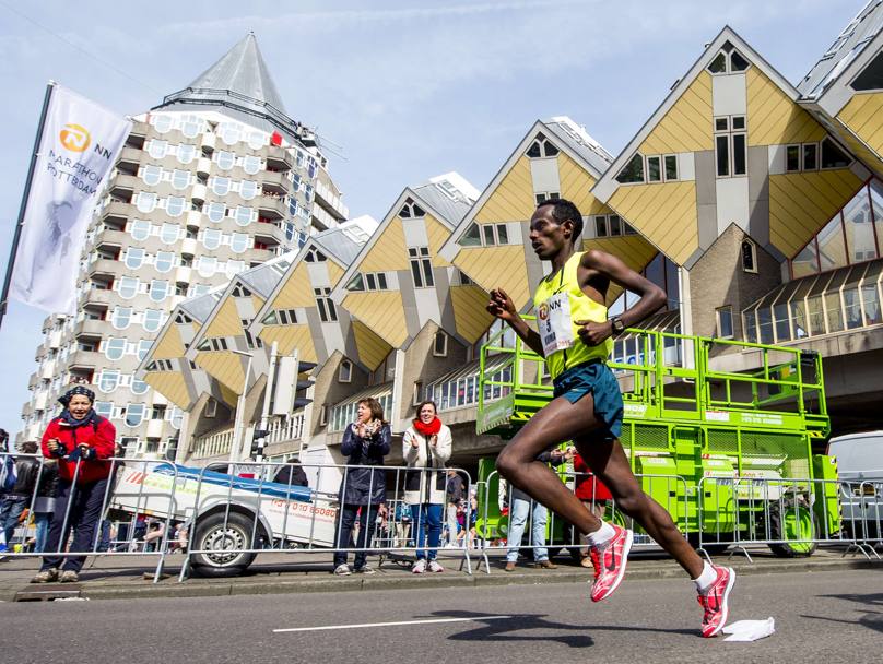 L&#39;atleta etiope Abera Kuma alla maratona di Rotterdam (Afp)
